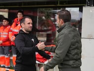 Muneta saluda a Luis García antes del inicio del partido entre Mirandés y Las Palmas.