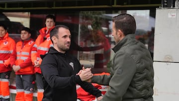 Muneta saluda a Luis García antes del inicio del partido entre Mirandés y Las Palmas.