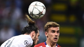 Bale y Griezmann luchan por un balón