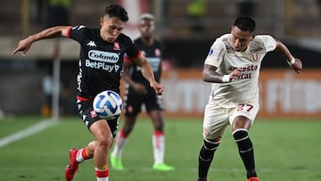 Santa Fe's forward Wilfrido De La Rosa (L) and Universitario's defender Nelson Cabanillas vie for the ball during the Copa Sudamericana group stage first leg football match between Peru's Universitario and Colombia's Independiente Santa Fe, at the Monumental de Ate stadium in Lima, on May 4, 2023. (Photo by ERNESTO BENAVIDES / AFP)