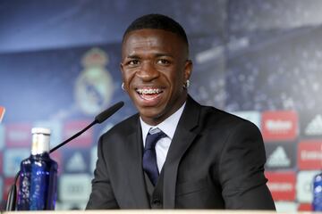 El jugador brasileño ha sido presentado en el estadio Santiago Bernabéu de la mano del presidente Florentino Pérez y acompañado de su familia.