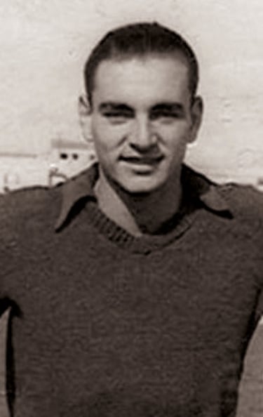 Ele jogou com a temporada de 1953-54 com o Atlico D Madrid e o Aspaniol de 1958-59.