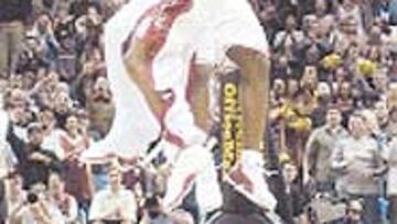 <b>19 AÑOS.</b> LeBron festejó con Miles su partidazo y hoy cumple años.