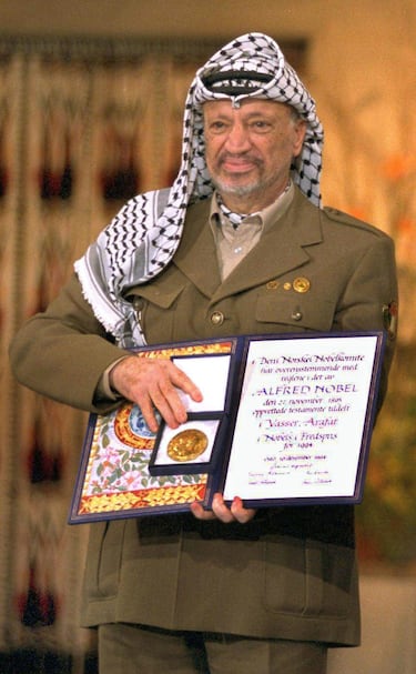Yasser Arafat, el entonces presidente del Comité Ejecutivo de la Organización para la Liberación de Palestina (OLP), ganó el Nobel de la Paz en 1994 junto a Yitzhak Rabin (primer ministro de Israel) y Shimon Peres (ministro de Asuntos Exteriores de Israel). El galardón se otorgó como reconocimiento a los Acuerdos de Oslo de 1993, que permitieron vislumbrar un posible fin del conflicto de Oriente Medio y la posibilidad de la coexistencia entre el pueblo israelí y palestino. Sin embargo, se criticó que Arafat lo ganase, pues algunos lo consideraban un antiguo líder de una organización vinculada con actos de terrorismo. Sus detractores creían que Arafat no había renunciado por completo a la violencia.