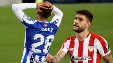 Roberto López se lamenta ante Unai Núñez, del Athletic.