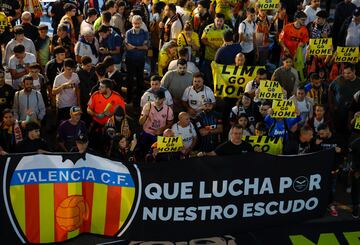 Aficionados del Valencia protestan contra la gestin de Meriton.