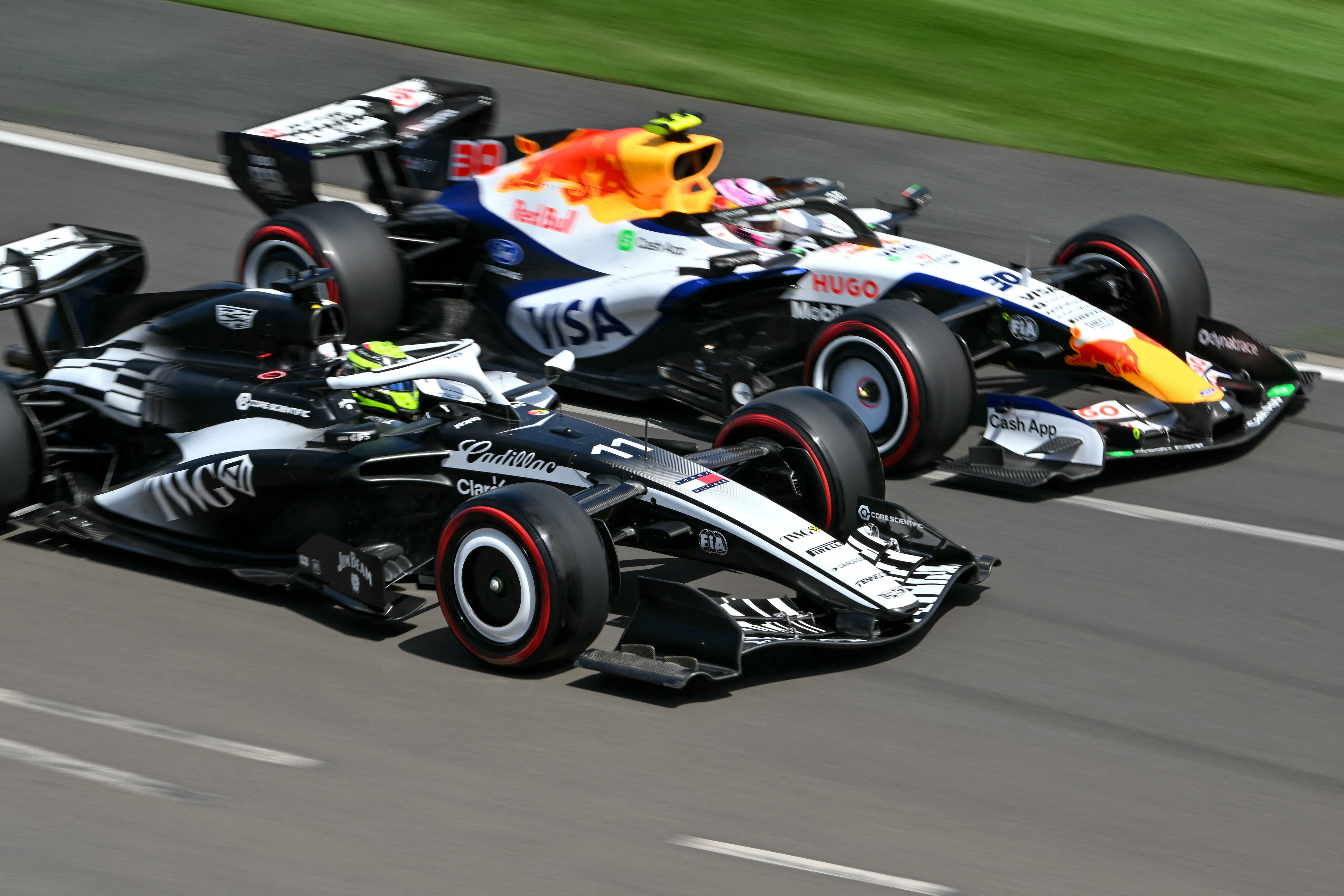 Liam Lawson (RB) y Checo Pérez (Cadillac) durante el GP de Australia de F1.