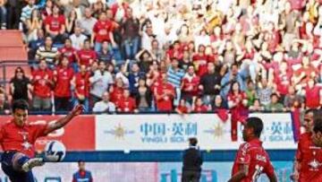 <b>PARA PENALTIS. </b>Ricardo detuvo la pena máxima a Garay y luego su defensa se mostró expeditiva para despejar el esférico.