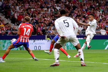 1-0. Falta ensayada. Vinicius la pone al segundo palo, Militao baja el balón, dispara de volea con la derecha,  desvía Marco Llorente y termina superando a Jan Oblak.