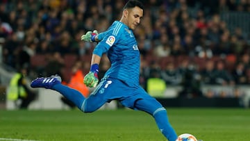 Real Madrid&#039;s Costa Rican goalkeeper Keylor Navas shoots during the Spanish Copa del Rey (King&#039;s Cup) semi-final first leg football match between FC Barcelona and Real Madrid CF at the Camp Nou stadium in Barcelona on February 6, 2019. (Photo by Pau Barrena / AFP) GALERIA VALOR DE MERCADO