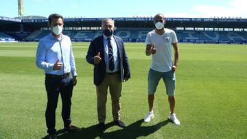 07/06/21 Eduardo Dominguez consejero delegado (i) Jose Fernandez Nieto Jose Silvano presidente de la SD Ponferradina (c) y el capitan (d) Yuri de Souza posan en el Estadio de El Toralin durante la presentacion de los actos del centanario del club fotoo