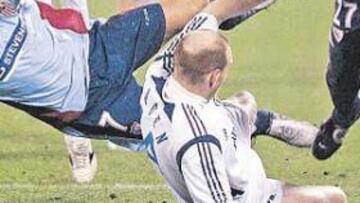 <b>INFRANQUEBALE. </b>La delantera del Sevilla no pudo rebasar la portería del Zenit hasta el tiempo de descuento.