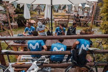 Los corredores del Movistar Team masculino y femenino se han concentrado en los Pirineos y Navarra para preparar la vuelta de la competición tras el parón provocado por la pandemia. 