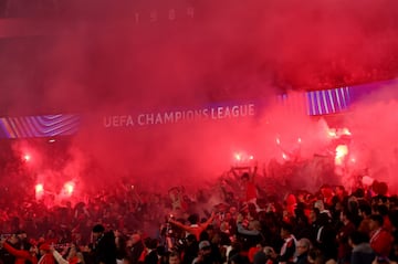 El rbitro alemn detiene el encuentro por las bengalas y el humo en uno de los fondos del estadio Do SL Benfica.