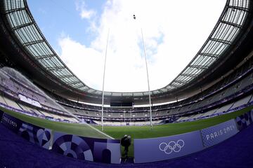 La casa del f¨²tbol y del rugby franc¨¦s. En los Juegos, el Stade de France, el estadio m¨¢s grande del pa¨ªs, abrir¨¢ sus puertas al atletismo y al rugby seven. Construido para el Mundial de f¨²tbol de 1998, ganado por Les Bleus para alegr¨ªa de 75.000 aficionados, tambi¨¦n ha albergado tres finales de Champions (2000, 2006 y 2022), partidos de la Eurocopa de 2016, los Mundiales de rugby de 1999, 2007 y 2023 y los Campeonatos del Mundo de atletismo de 2003. Mucha historia deportiva a la que, ahora, tambi¨¦n se a?adir¨¢ la magia ol¨ªmpica. El Parque de los Pr¨ªncipes, casa del PSG, o el Stade Vel¨®drome, del Olympique de Marsella, ser¨¢n otros de los grandes estadios emblem¨¢ticos presentes.