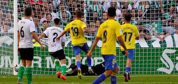 Este tiro de Moleiro al palo, en el 65', fue la mejor ocasión de Las Palmas en El Sardinero.