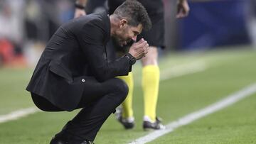 Simeone, en un momento del partido frente al Barcelona.