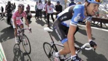 <b>DUELO DE ALTURA. </b>Purito Rodríguez secunda a Ryder Hesjedal en el Stelvio... En la meta permutaron las posiciones: el catalán aventajó en 14 segundos al canadiense.