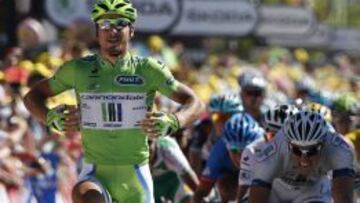 Al cruzar la meta de Albi, Peter Sagan se&ntilde;ala bien el letrero de Cannondale para destacar el gran trabajo de sus compa&ntilde;eros.