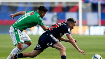 Futbol, Universidad de Chile vs Audax Italiano.
Fecha 26, campeonato nacional 2021.
El jugador de Universidad de Chile Pablo Aranguiz, derecha, disputa el balón contra Carlos Labrin de Audax Italiano durante el partido de primera division realizado en el estadio El Teniente.
Rancagua, Chile.
15/10/2021
Marcelo Hernandez/Photosport
Football, Universidad de Chile vs Audax Italiano.
25th date, 2021 national Championship.
Universidad de Chile’s player Pablo Aranguiz, right, battles the ball against Carlos Labrin of Audax Italiano during the first division match at El Teniente stadium in Santiago, Chile.
10/15/2021
Marcelo Hernandez/Photosport