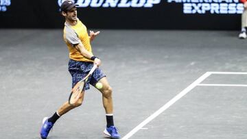 Adrián Menéndez devuelve una bola durante un partido en el New York Open.