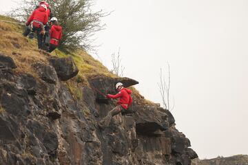Los príncipes de Gales, Guillermo y Catalina, rapelan durante una actividad de los Central Beacons Mountain Rescue Team en Merthyr Tydfil en su visita oficial al país británico. 