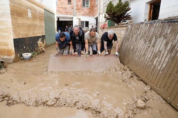 Trabajos de limpieza en el municipio de Benagarmosa, de la Axarquía, tras el paso de la DANA, en Málaga.