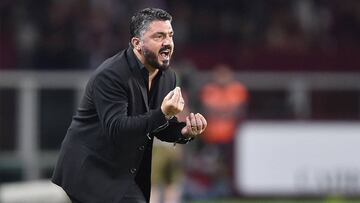 Gattuso, técnico del Milán, dando instrucciones a sus jugadores.