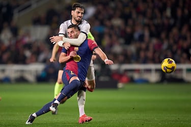 Ferran Torres del FC Barcelona compite por el balón con Alejandro Catena del CA Osasuna durante el partido de la jornada 27 en el Estadi Olimpic Lluis Companys, el 27 de marzo de 2025 en Barcelona. El encuentro acabó 3-0 donde Ferran abrió el marcador. 