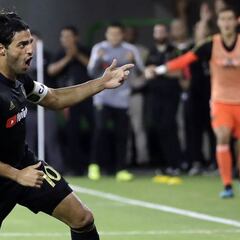 Bob Bradley: “Carlos Vela y Diego Rossi son duda para el sábado”