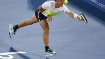 Rafa Nadal devuelve una bola durante la final del Torneo de exhibición de Abu Dhabi ante el canadiense Milos Raonic
