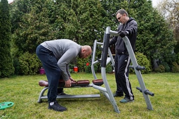 El lanzador Malachowski, entrenando para Tokio 2020 en su jardín