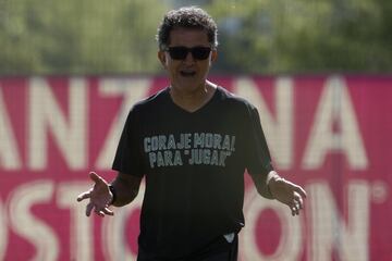Osorio regresó transformado por su experiencia como seleccionador. Cita a escritores, psicólogos y economistas, y utiliza camisetas con mensajes de motivación. "Improbable ganar si no asumimos la posibilidad de perder", "coraje moral para jugar, coraje físico para competir" y "la excelencia no se alcanza… se persigue" son algunas de las frases que lleva. También acercó al español Imanol Ibarrondo, quien lo acompañó como entrenador mental en México.  
