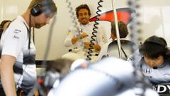 Fernando Alonso en el box de McLaren.