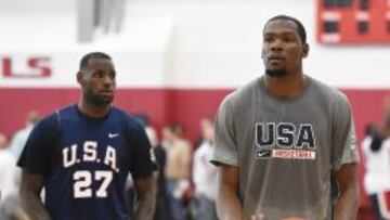Kevin Durant, junto a LeBron James, en la concentración de EE UU.
