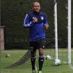 Juan David Pérez sufre lesión muscular, pero llegaría al clásico