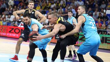 GRAF1285. LA LAGUNA (TENERIFE), 20/10/2018.- El pivot estadounidense de Iberostar Tenerife, Colton Iverson (2d), pelea por el bal&oacute;n ante el jugador serbio de Movistar Estudiantes, Nikola Jankovic (i), durante la quinta jornada de la liga Endesa que disputan en el Pabell&oacute;n Insular Santiago Mart&iacute;n de la capital tinerfe&ntilde;a. EFE/Crist&oacute;bal Garc&iacute;a.