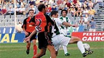 <b>REÑIDO</B>. Córdoba y Ciudad de Murcia jugaron en un césped en pésimo estado.