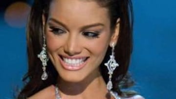 <b>¡Viva la NBA!</b> Para celebrar la finalización del lockout dudamos entre un retrato de José Juan Barea, base del equipo campeón, o de su novia, la señorita Zuleyka Rivera. Dudamos poco, hay que reconocerlo. La señorita Rivera fue proclamada Miss Universo en 2006 y, por lo que se aprecia, se quedaron cortos.