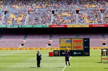 El delantero polaco ha sido presentado en el Camp Nou como nuevo jugador del Fútbol Club Barcelona.