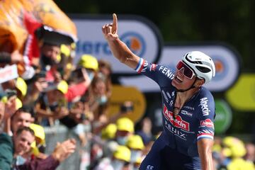 El ciclista neerlandés Mathieu van der Poel ganador de la etapa de hoy. 