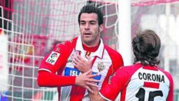 <b>ELECCIONES. </b>Negredo celebra el gol con Corona.