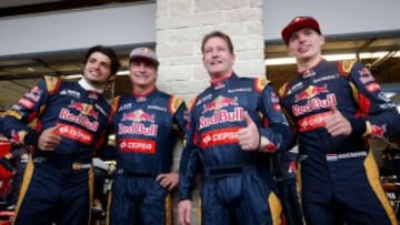 Max Verstappen y Carlos Sainz de la Scuderia Toro Rosso posan con sus padres, Jos Verstappen y Carlos Sainz, después de que la calificación fuera suspendido debido al mal tiempo