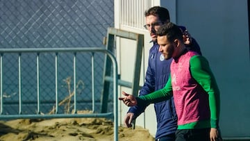 Matheus, del Racing, abandonando el entrenamiento con el médico del equipo.