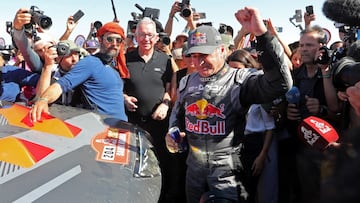 Carlos Sainz celebra su victoria en el Dakar 2024.