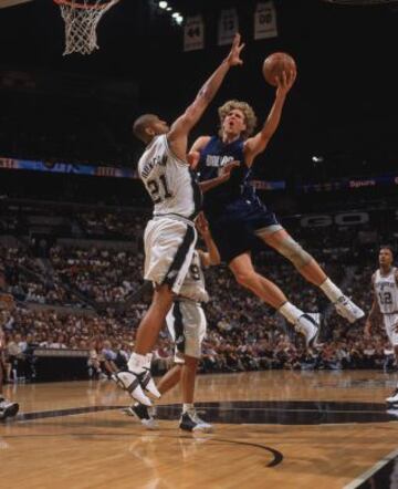 Junto a Tim Duncan en la final de la Conferencia Oeste en 2003 que acabaron llevándose los Spurs en camino hacia su segundo anillo. Dos de los mejores ala-pívots de todos los tiempos.