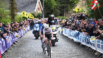 UAE Team Emirates' Slovenian rider Tadej Pogacar (front) and Alpecin-Premier Tech's Dutch rider Mathieu van der Poel cycle in the men's race of the 'Ronde van Vlaanderen/ Tour des Flandres/ Tour of Flanders' UCI WorldTour one day cycling race, 278 km from Antwerp to Oudenaarde, in Haaltert on April 5, 2026. (Photo by Dario BELINGHERI / POOL / AFP) / Belgium OUT