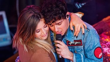 Alfred García abrazado a Mimi Doblas durante una actuación.