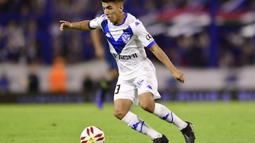 Thiago Almada, en un partido con Velez. 