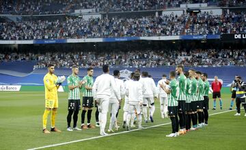 El Betis hace el pasillo al Real Madrid, campe¨®n de LaLiga.